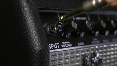 Müzisyen El Fişi Kablosu Hoparlöre Amplifikatör ve Çevirme Kolları. Home Studio 'da Rocker Records Müzik. 4K 10-bit H Hybrid Günlük Gama HLG HDR 23.98p