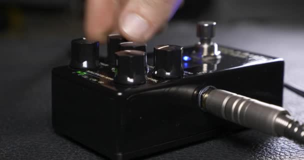 Musician Hand Plugs Cable Studio Electric Guitar Compressor Turning Knobs — Stock Video