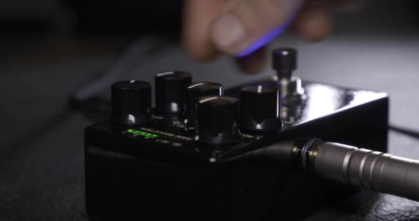 Musiker Handstecker Kabel Studio Elektrogitarrenkompressor Und Drehknöpfe Rocker Recording Home — Stockvideo