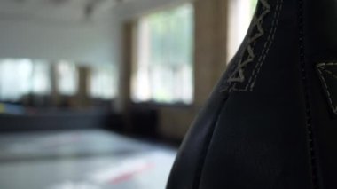 Boks Kum Torbası Boş Şehir Spor Salonu 'nda tek başına takılıyor. Bahar Sabahı Güneşli Gün Akşamı. 