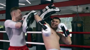 Boxer Punch Pad 'in Duygusal Vuruşu. Şehir Spor Salonu 'nda boks ringi eğitimi. 2x Yavaş çekim 1 / 2 hız 60 fps 4K