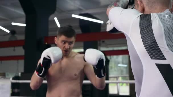 Muay Thai Boxer Efectuează Lovituri Aer Sărind Genunchiul Punch Pad — Videoclip de stoc