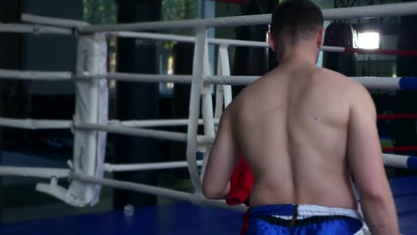 Boxer Fighter Neemt Sporttas Hoodie Sweater Trui Verlaat Gym Training — Stockvideo