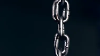 Karanlıkta sallanan zincirler