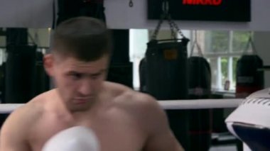 İki Dövüş Sanatları Dövüşçüsü boks ringinde antrenman yapıyor. Muay Thai Boksörleri Kentsel Spor Salonu 'nda Tekme ve Yumruklara Çalışıyor