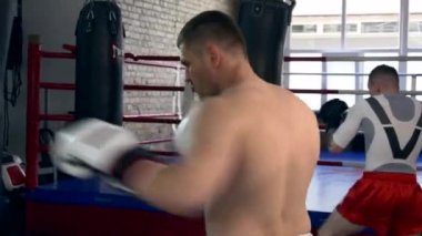 Şehir Spor Salonu 'nda İki Profesyonel Kickboksör Muay Thai Boksörleri Sert Yumruklama ve Tekmeleme Torbaları