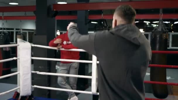 Boxer Bemelegítő Tréning Coach Oktatóval Boxing Ring Ben Városi Edzőteremben — Stock videók