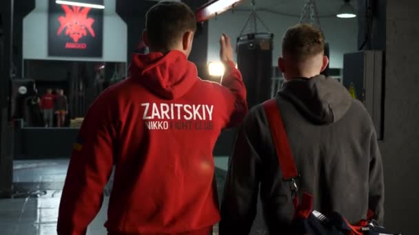 Boxer Coach Instructor Zeigt Fight Club Gym Dem Neuen Besucher — Stockvideo