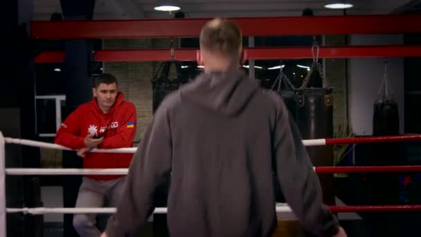 Boxer Springen Touw Training Met Coach Met Stopwatch Boksring Gym — Stockvideo