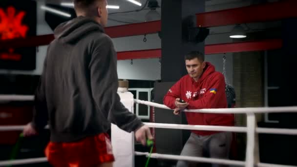 Boxer Beim Seilspringen Mit Trainer Und Stoppuhr Boxring Urban Gym — Stockvideo