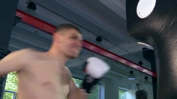 Professionelle Boxer Feurig Punching Wall Pad Fitnessstudio Starker Muskulöser Mann — Stockvideo
