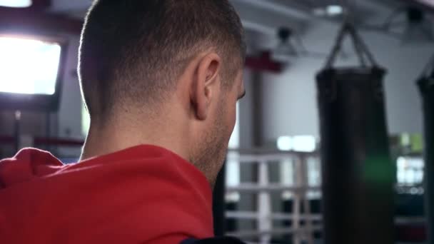 Boxeador Profesional Serio Luchador Artes Marciales Mixtas Que Entra Gimnasio — Vídeo de stock