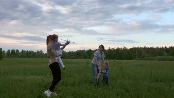 Moeders Spelen Met Kinderen Natuur Het Grasveld Avond Bewolkte Zonsondergang — Stockvideo