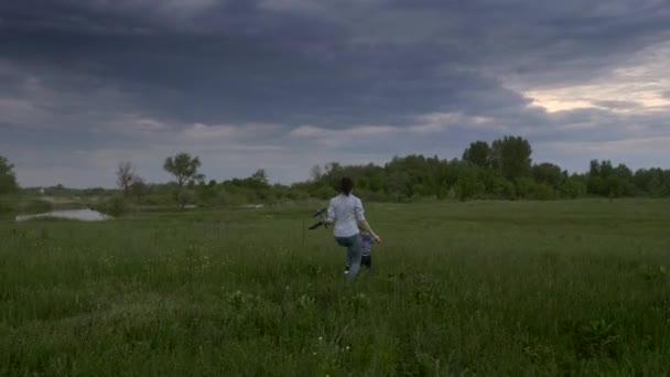 Familie Spelen Met Speelgoedvliegtuigen Grasveld Gelukkige Moeder Kinderen Lente Avond — Stockvideo