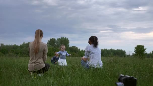 Fotosession Mödrar Med Barn Fotografering Fotografier Naturen Fält Vårkväll — Stockvideo