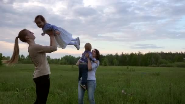 Las Madres Juegan Con Los Niños Naturaleza Campo Hierba Cielo — Vídeo de stock