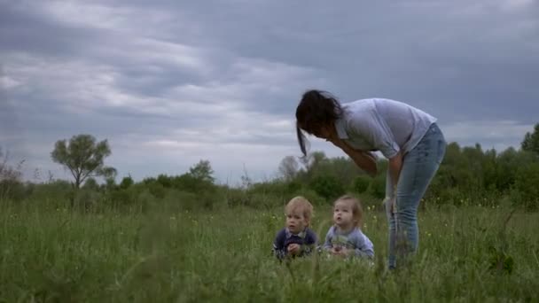 母亲与孩子们交谈教孩子们讲自然环境 春晚天空高过田野 — 图库视频影像