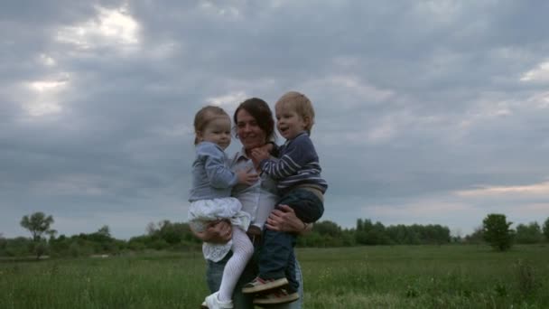 Lycklig Moder Som Håller Son Och Dotter Händerna Fältet Långsamma — Stockvideo