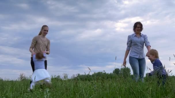 Moeders Spelen Met Kinderen Natuur Het Grasveld Avond Bewolkte Zonsondergang — Stockvideo