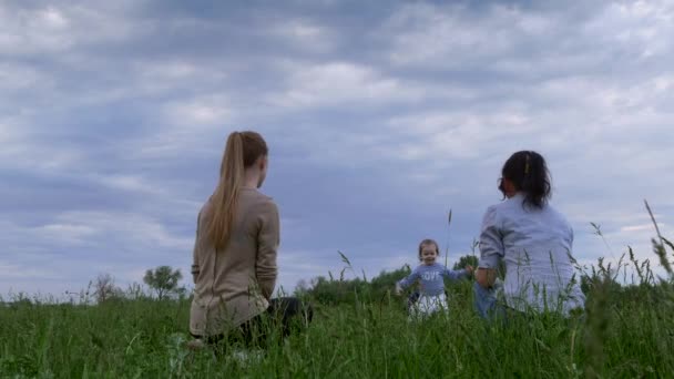 快乐的孩子们在田野里奔向母亲 拥抱在怀里 乡郊落日夜景景观 — 图库视频影像
