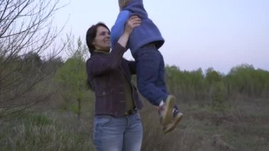 Güzel Anne, Çocuğu Elle Kucaklıyor ve Öpüyor