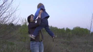 Güzel Anne, Çocuğu Elle Kucaklıyor ve Öpüyor