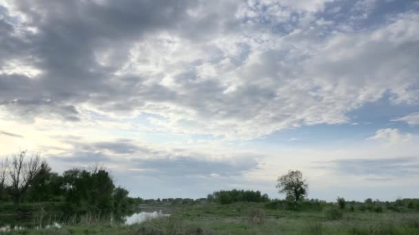 Cielo Dramático Nubes Lluviosas Pesadas Sobre Camino Rural Campo Junto — Vídeos de Stock