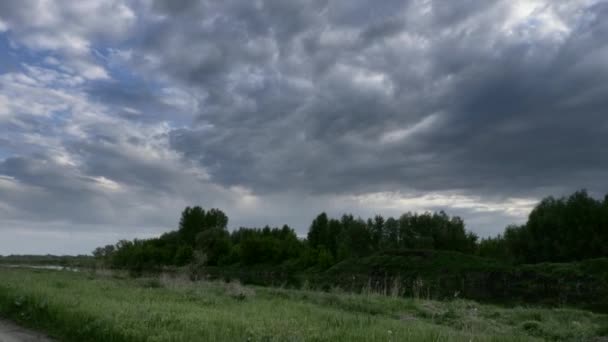 戏剧化的天空下着大雨 笼罩在河边的乡间小路上 — 图库视频影像