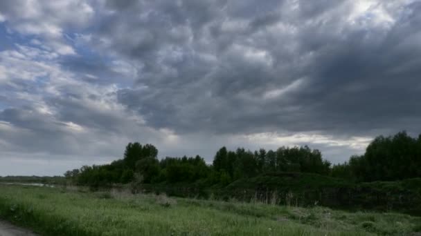 Dramatisk Himmel Tunga Regniga Moln Över Landsvägen Fältet Vid Floden — Stockvideo