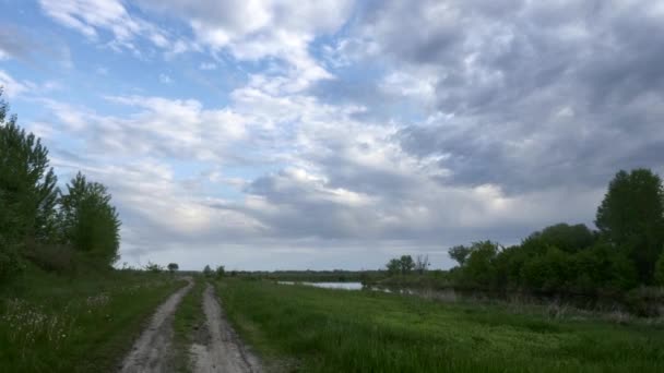 Céu Dramático Nuvens Chuvosas Pesadas Sobre Estrada Rural Campo Perto — Vídeo de Stock