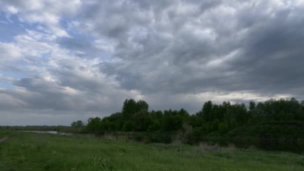 Cielo Dramático Nubes Lluviosas Pesadas Sobre Camino Rural Campo Junto — Vídeos de Stock