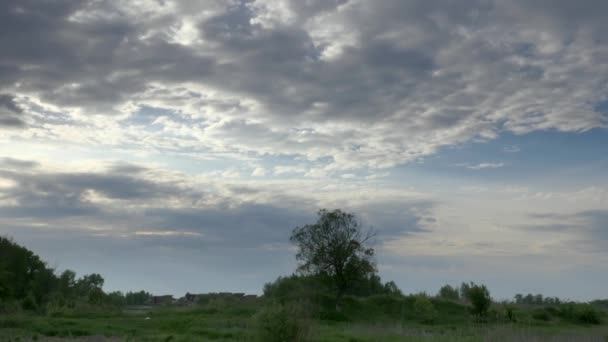 Drammatico Cielo Pesante Nuvole Piovose Sulla Strada Rurale Nel Campo — Video Stock