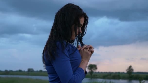 Hermosa Chica Rezando Camino Rural Cerca Del Río Campo Naturaleza — Vídeos de Stock