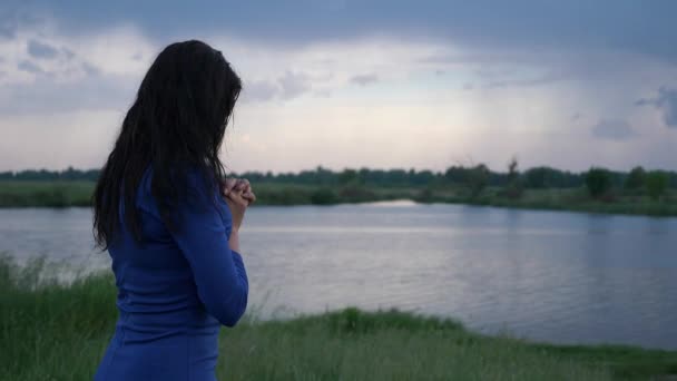 Gyönyörű Lány Imádkozik Vidéki Úton Közel Folyó Mező Forgatókönyv Természet — Stock videók