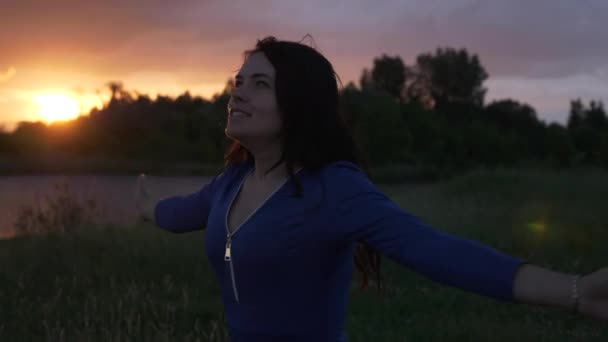 Happy Woman Dança Girando Durante Queda Chuva Frente Pôr Sol — Vídeo de Stock