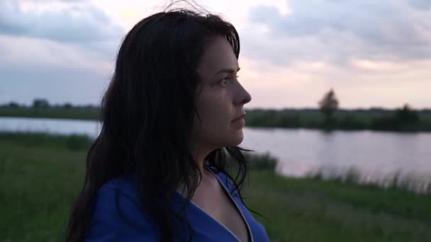 Sad Woman Står Och Tänker Solnedgången Ovanför Floden Och Skogen — Stockvideo