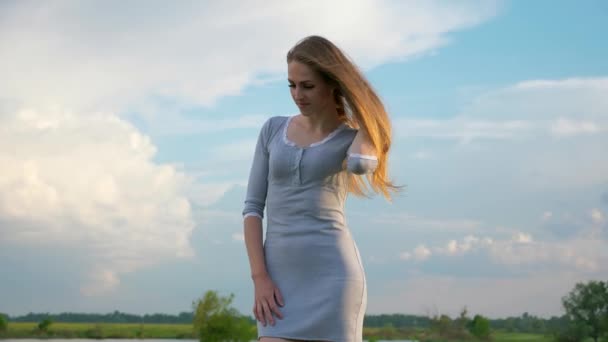 Guapa Chica Disfrutando Brisa Viento Soplando Pelo Ondeando Antecedentes Libertad — Vídeos de Stock