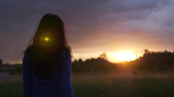 Hermosa Mujer Disfruta Libertad Mirando Atardecer Durante Caída Lluvia Cerca — Vídeos de Stock