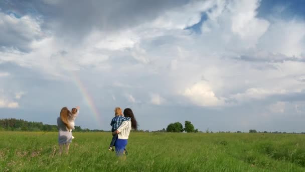 Mütter Mit Kindern Schauen Wolkenverhangenen Blauen Himmel Über Grasfeld Und — Stockvideo