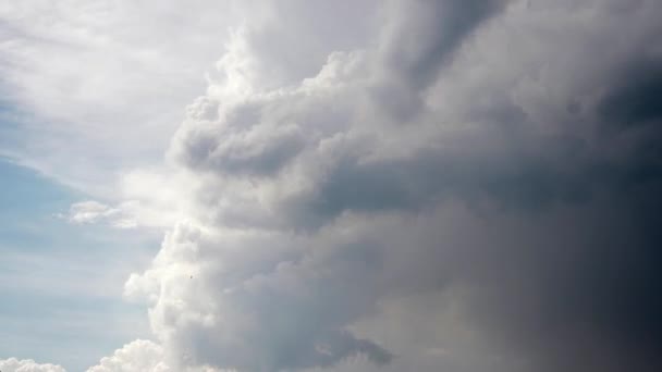 Formation dynamique en time-lapse de nuages pluvieux sur le ciel bleu 