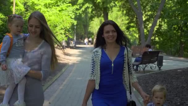 Unga Glada Mödrar Som Går Med Barn Promenader Parken Vår — Stockvideo