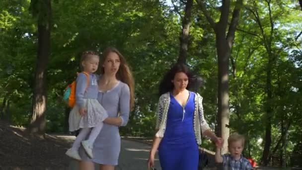 Giovani Madri Felici Che Camminano Con Bambini Passeggiando Nel Parco — Video Stock