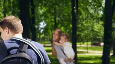 Fotoğrafçı çocuklu annenin fotoğraflarını çekiyordu. Şehir Parkı 'nda sahne arkası fotoğraf çekimi. 2x Ağır çekim 1 / 2 60 FPS