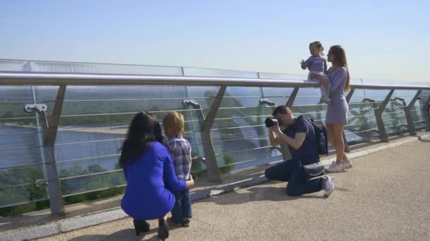 Fotógrafo Haciendo Fotos Madres Con Niños Sesión Fotográfica Entre Bastidores — Vídeos de Stock