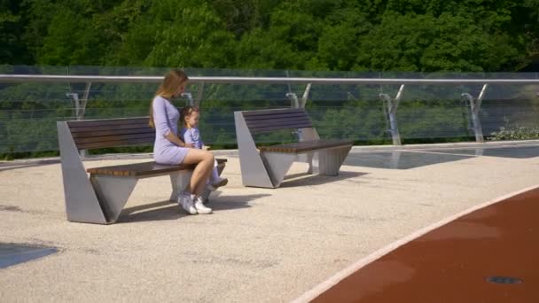 Mother Sits Child Bench City Park Spazio Verde Urbano Luminosa — Video Stock