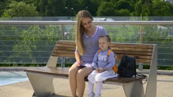 Mãe Senta Com Criança Banco Parque Cidade Espaço Verde Urbano — Vídeo de Stock