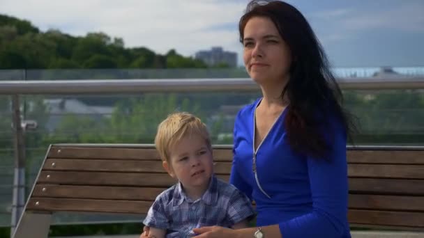 Madre Sienta Con Niño Banco Parque Ciudad Espacio Verde Urbano — Vídeos de Stock