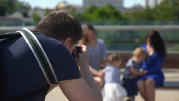 Fotograf Fotografowania Robienie Zdjęć Matek Dziećmi Sesja Zdjęciowa Kulisami Mostu — Wideo stockowe