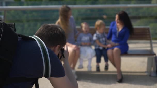 Fotoğrafçı Çocuklarla Annelerin Fotoğraflarını Çekiyor Şehir Arkaplanı Ndaki Pedestrian Köprüsü — Stok video