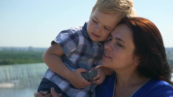 Amare Mamma Abbracciare Accarezzare Bambino Mentre Tiene Mani Sul Ponte — Video Stock